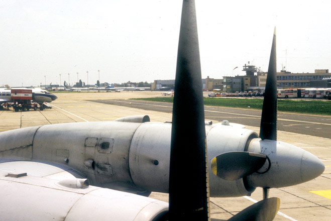 Airport Feryhegy von der Gangway einer IL-18